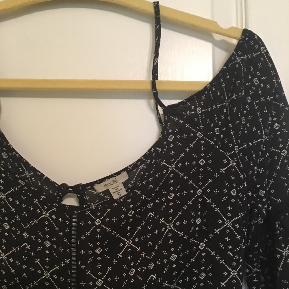 Shoulder Cut-Out Aztec Pattern Romper - Picture 4 of 7